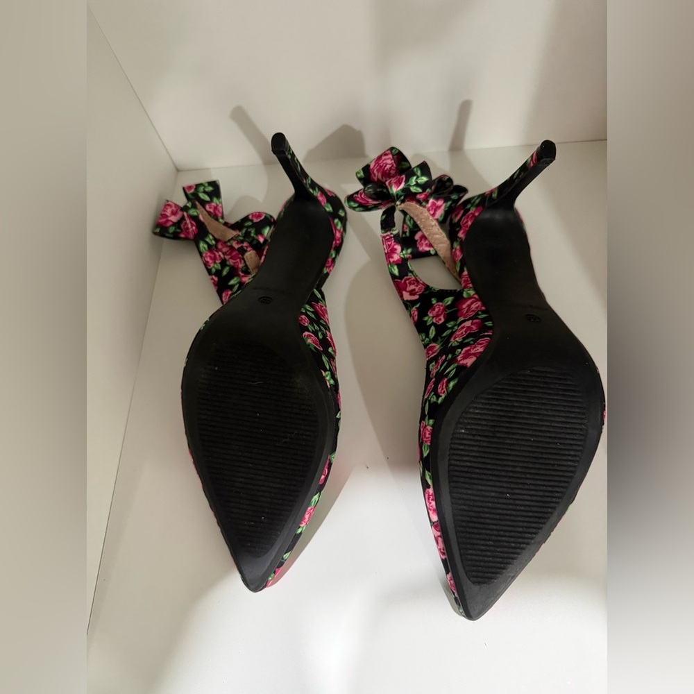 Betsey Johnson black w/ pink roses sling back pointy toe pumps w/ bows (4” heel) - Picture 7 of 11